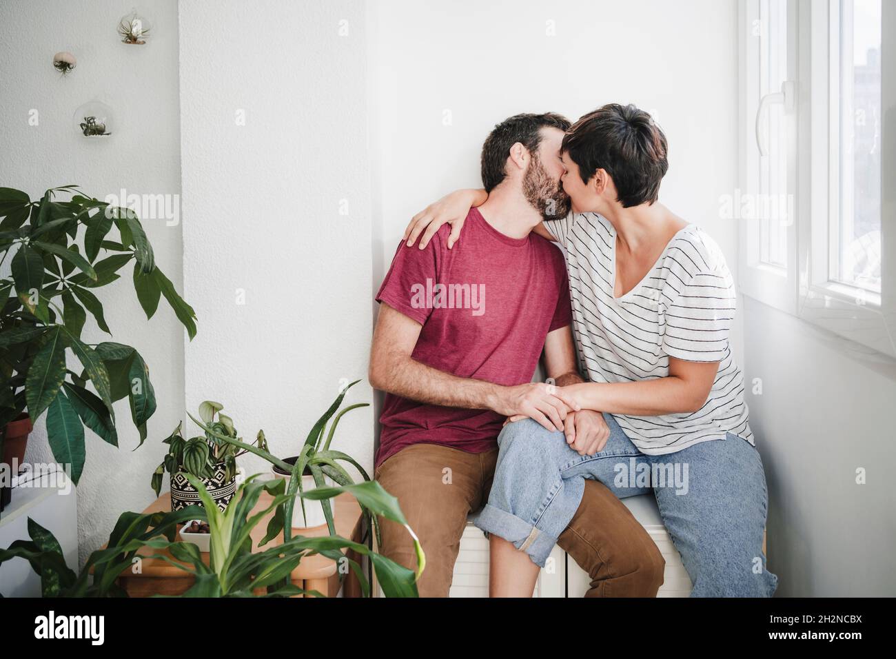 Man and woman kissing mouth hi-res stock photography and images - Alamy