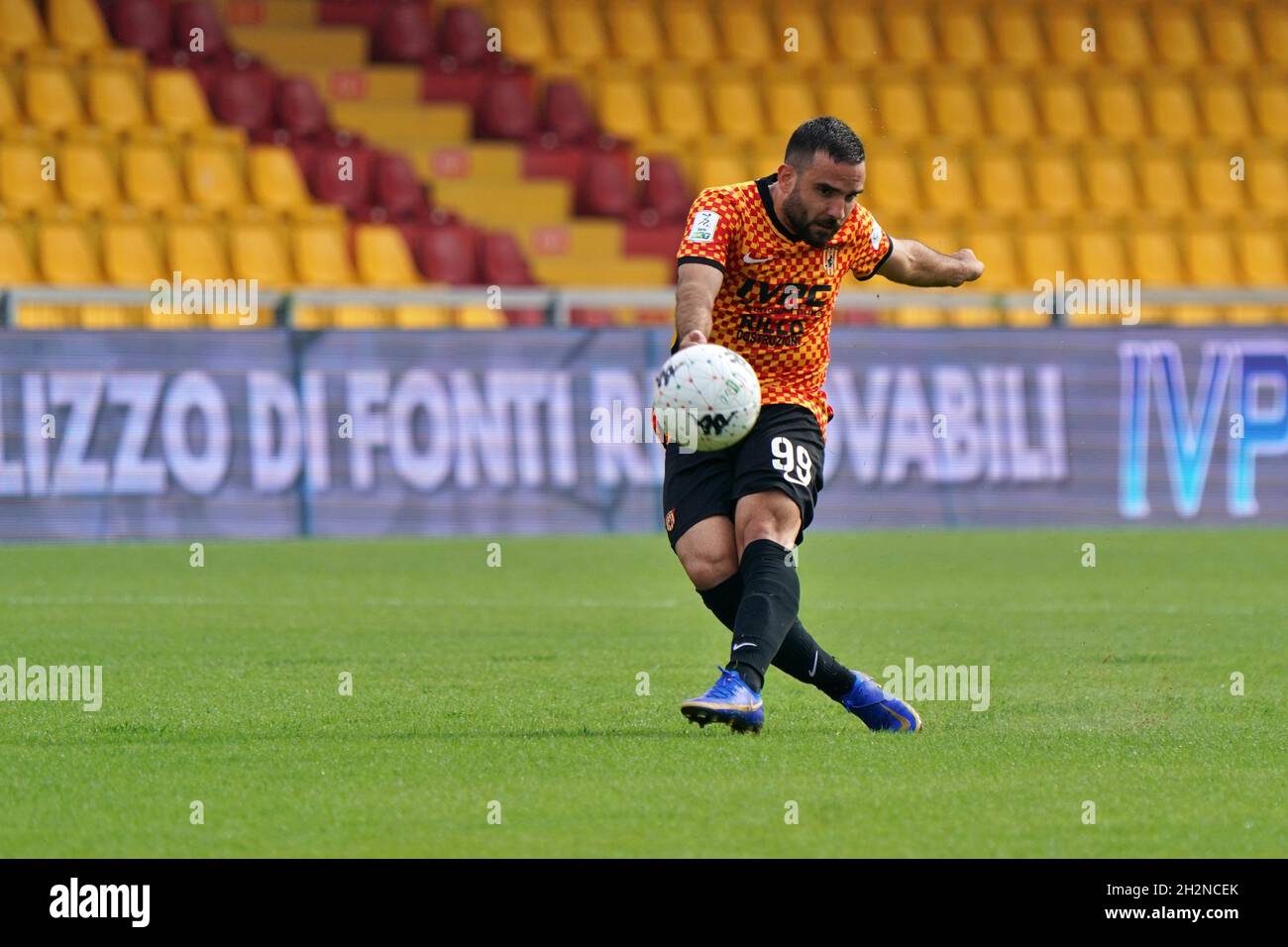 Benevento, Italy. 23rd Oct, 2021. Enrico Brignola (Benevento Calcio) during Benevento  Calcio vs Cosenza Calcio, Italian Football Championship League BKT in  Benevento, Italy, October 23 2021 Credit: Independent Photo Agency/Alamy  Live News