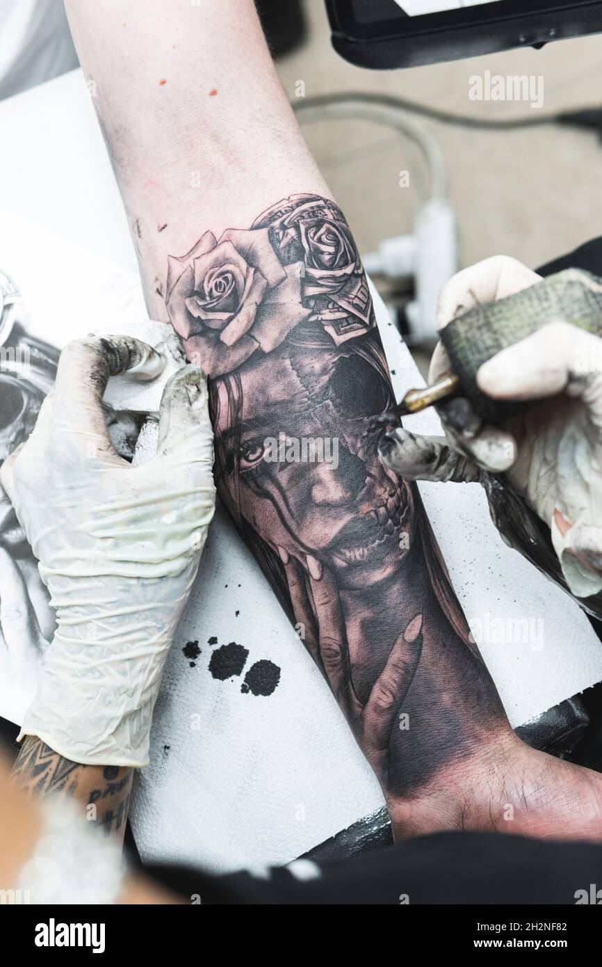 Tattoo artist female hi-res stock photography and images - Alamy