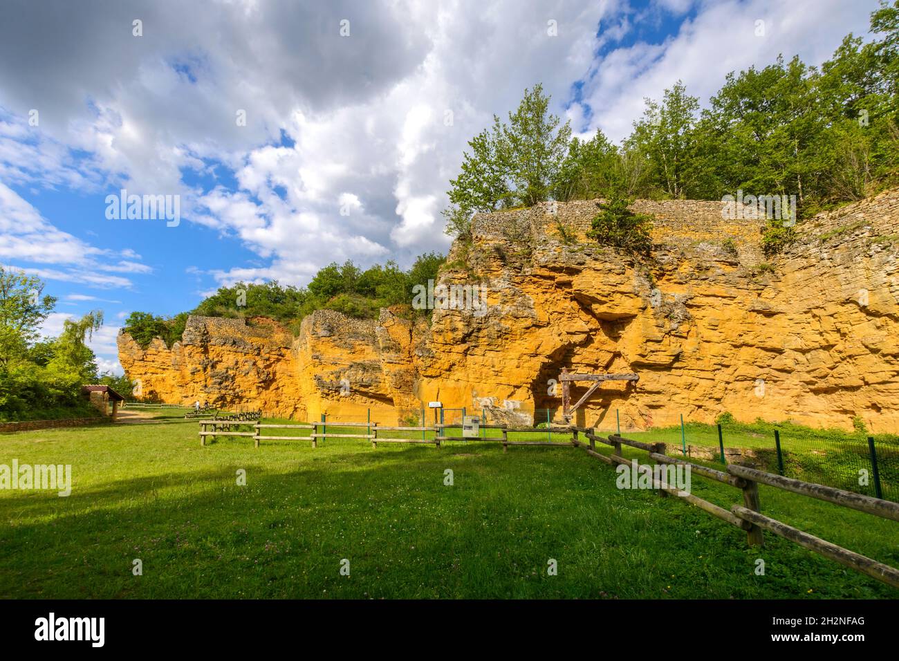 La carrière de Glay et sa pierre calcaire de couleur dorées Stock Photo