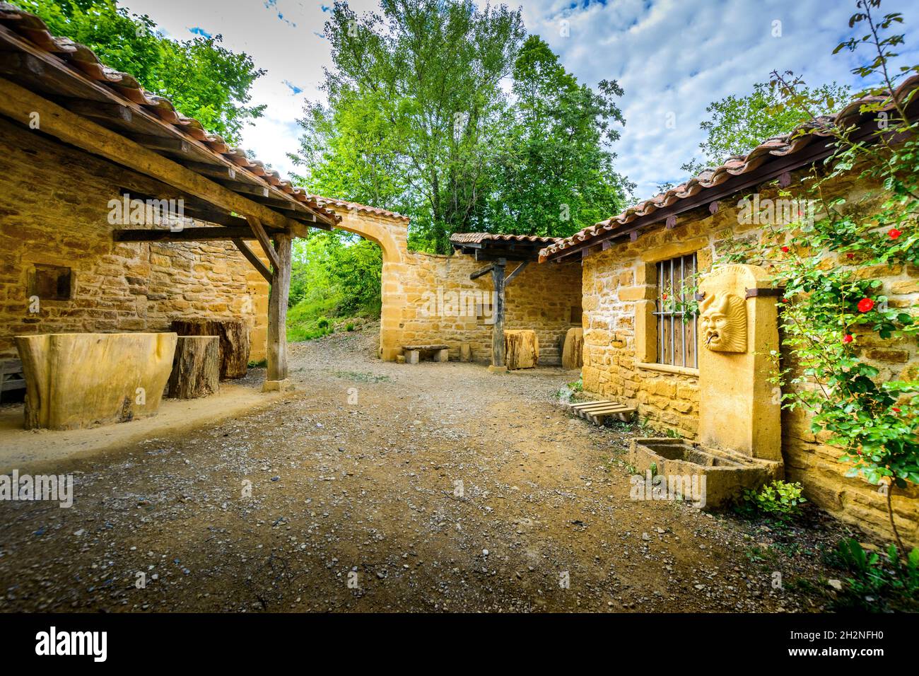 La carrière de Glay et ses maisons de tailleurs de pierres Stock Photo