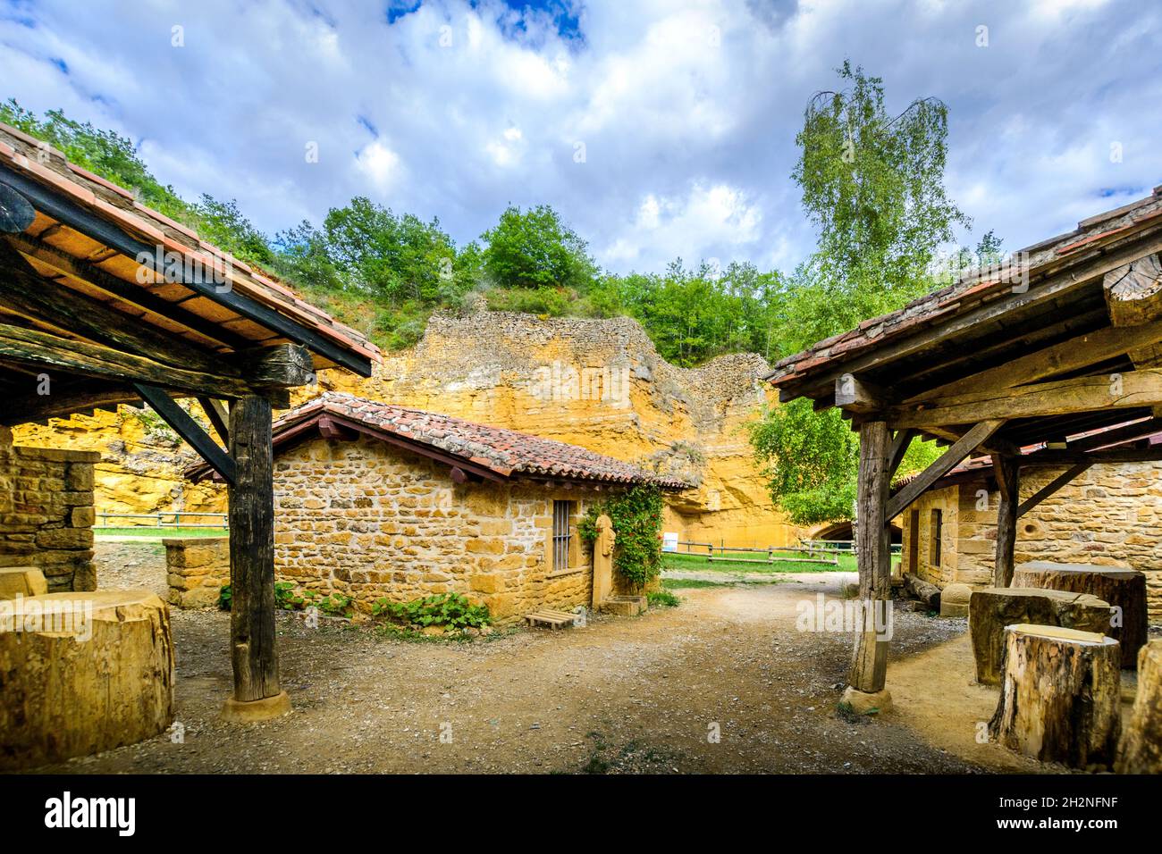 La carrière de Glay et ses maisons de tailleurs de pierres Stock Photo