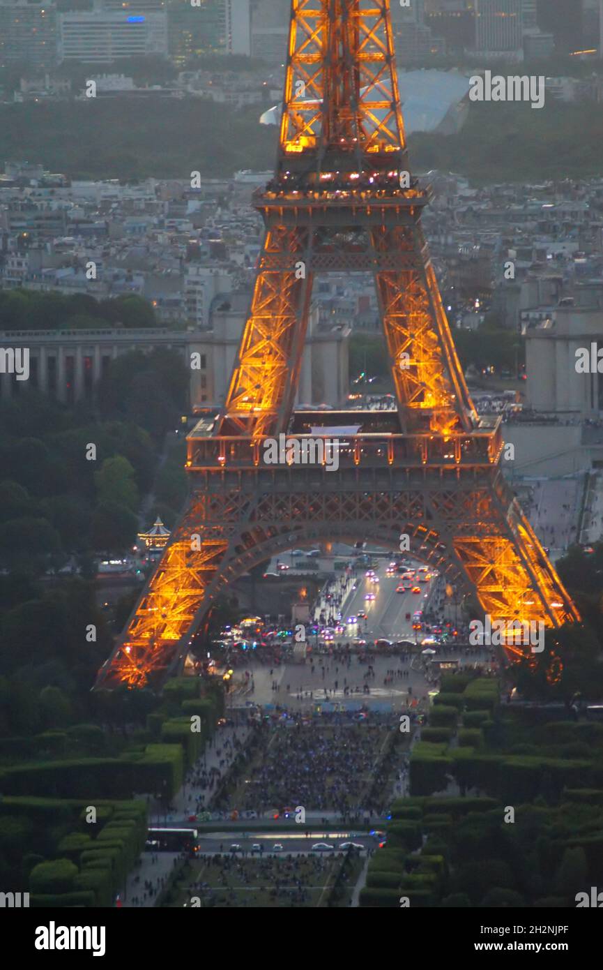 Eiffelturm bei Nacht Stock Photo