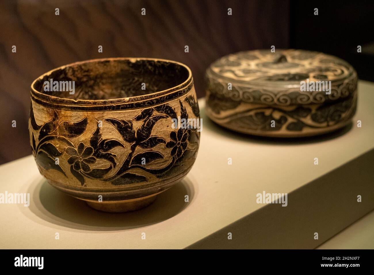 Brown glaze Tihua bowl and flat box. Western Xia（1038-1227）Inner Mongolia Museum Collection.Inner Mongolia Cultural Relics Exhibition, National Museum Stock Photo