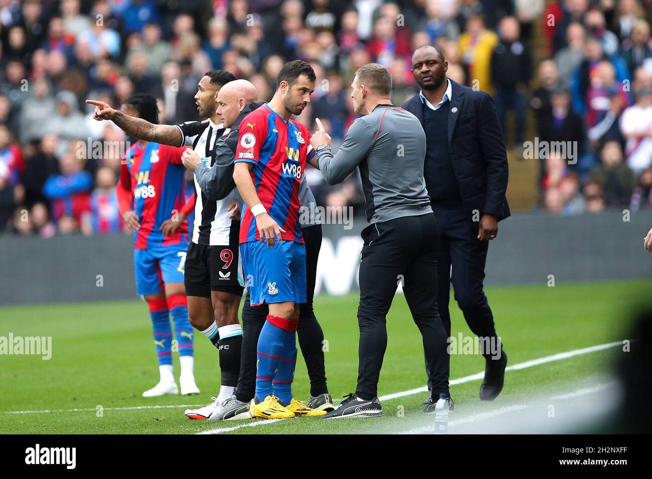 LONDON, UK. OCT 23RD A war of words between Luka Milivojevic of Crystal Palace and Graeme Jones caretaker manager of Newcastle United during the Premier League match between Crystal Palace and Newcastle United at Selhurst Park, London on Saturday 23rd October 2021. (Credit: Tom West | MI News) Credit: MI News & Sport /Alamy Live News Stock Photo