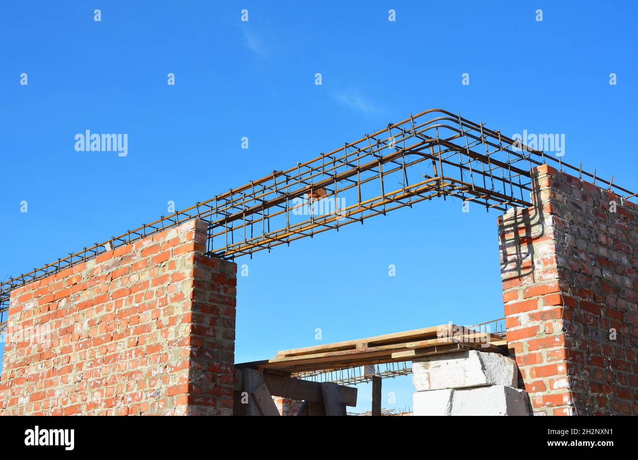 Lintel Construction. Rebar steel bars on new home construction corner,  reinforcement concrete bars with wire rod as a lintel for window. Brickwork  wit Stock Photo - Alamy