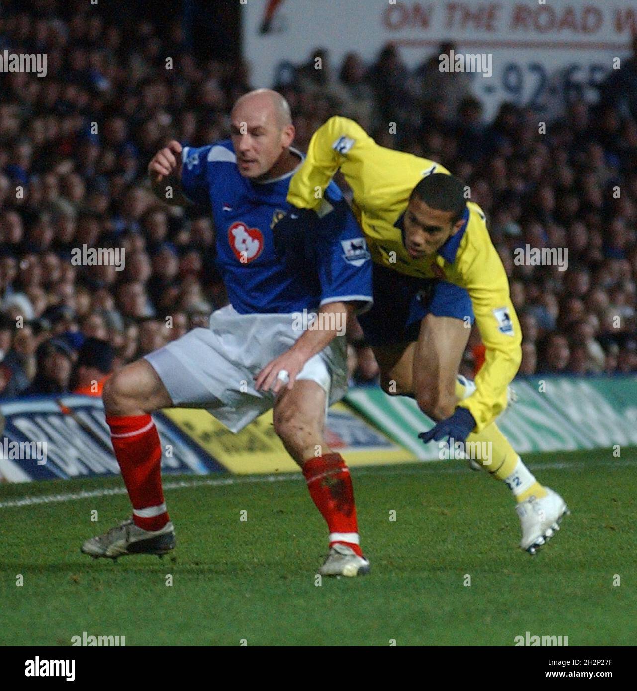 portsmouth v arsenal 2004 STEVE STONE TANGLES WITH VAN PERSIE pic mike walker, 2004 Stock Photo
