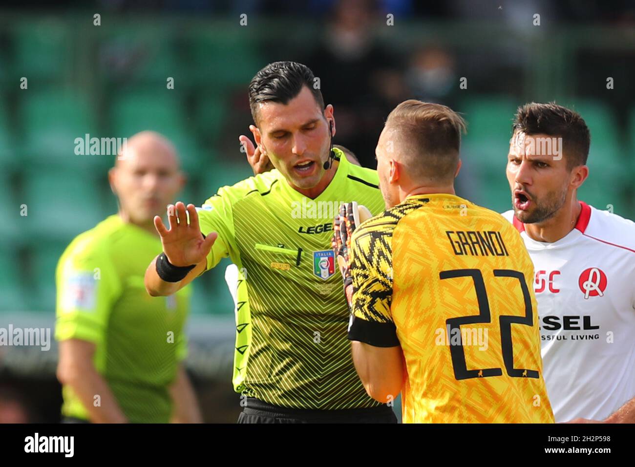 Terni, Italy. 23rd Oct, 2021. goalkeeper Grandi Matteo (Vicenza) discusses with referee Volpi Manuel during Ternana Calcio vs LR Vicenza, Italian Football Championship League BKT in Terni, Italy, October 23 2021 Credit: Independent Photo Agency/Alamy Live News Stock Photo
