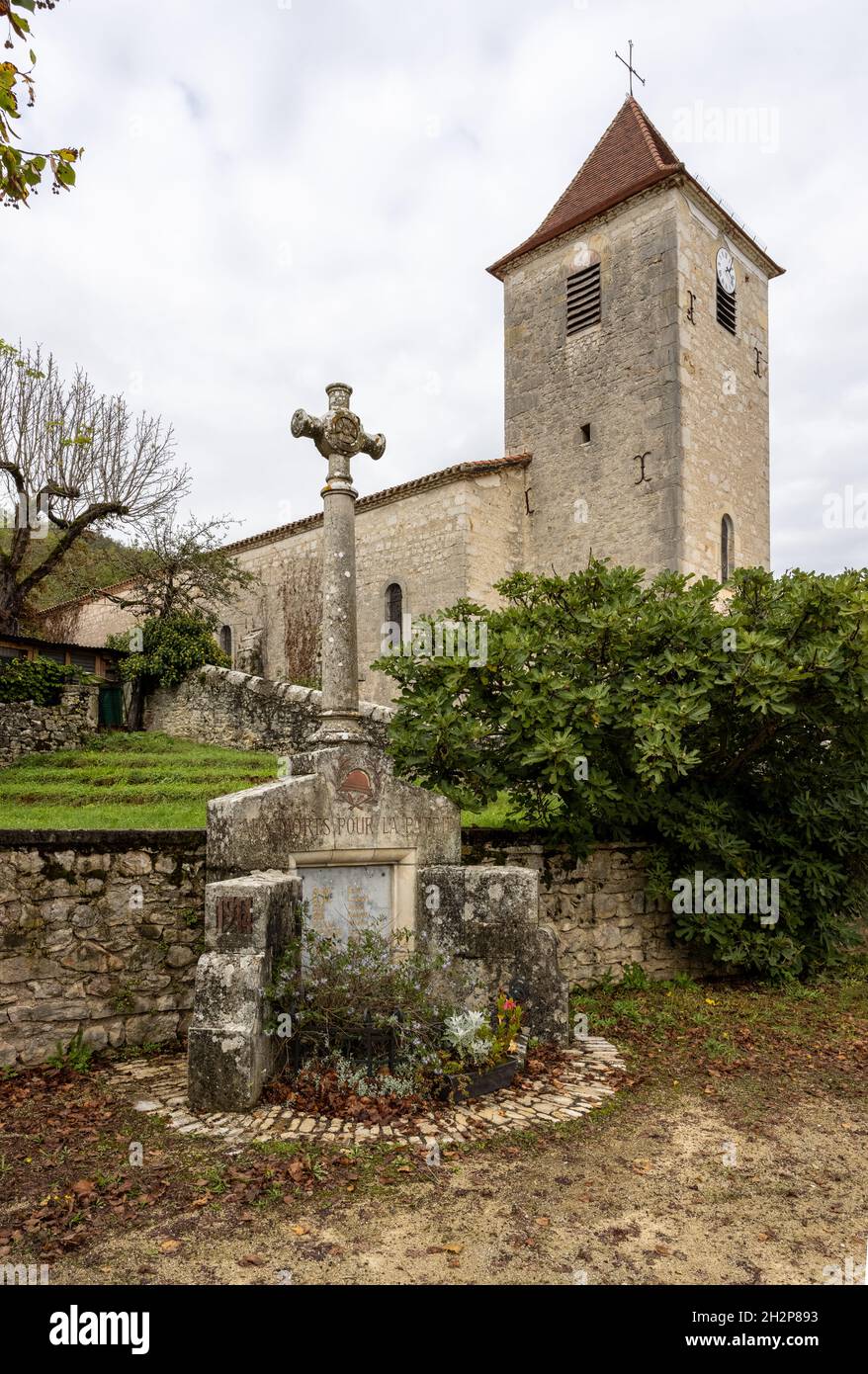 Village church and war memorial, Sauliac-sur-Cele, Lot Department, France Stock Photo