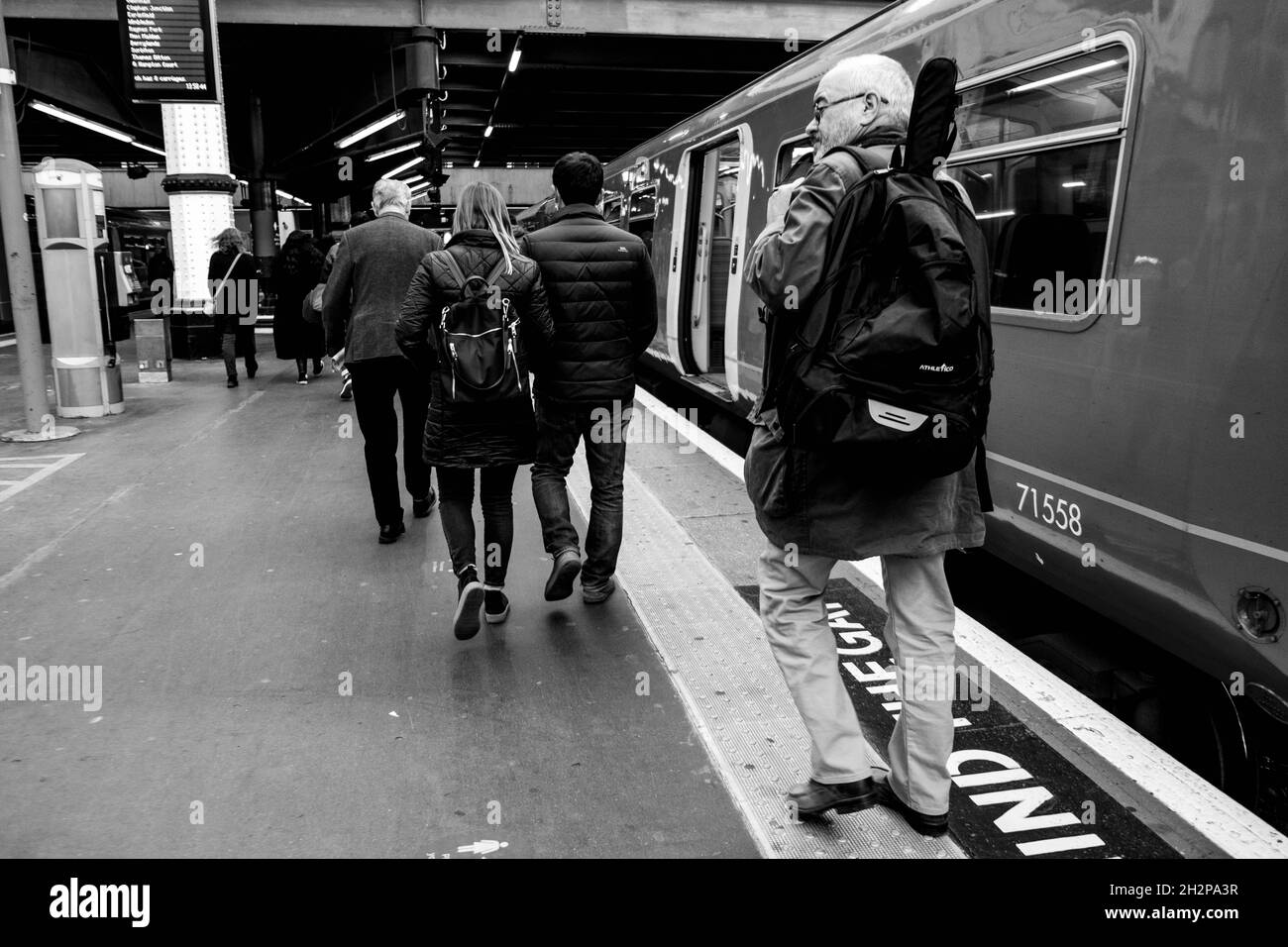 Anonymous Women And Men Passengers Leaving Or Disembarking A South Western Railway Train At Waterloo Station In London England UK Stock Photo