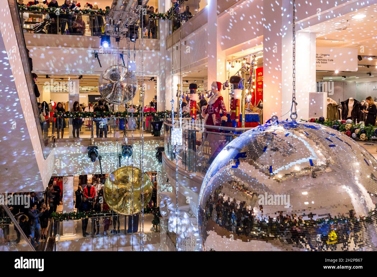 UNITED KINGDOM. LONDON. CHRISTMASTIME IN OXFORD STREET. SELFRIDGES MALL
