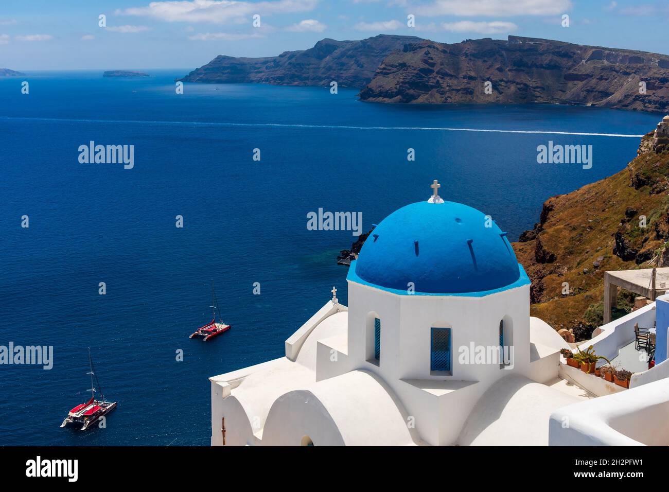 GREECE, ARCHIPELAGO OF CYCLADES, ISLAND OF SANTORIN, A CHAPEL OF THE VILLAGE OF OIA PERCH ON THE CLIFF Stock Photo