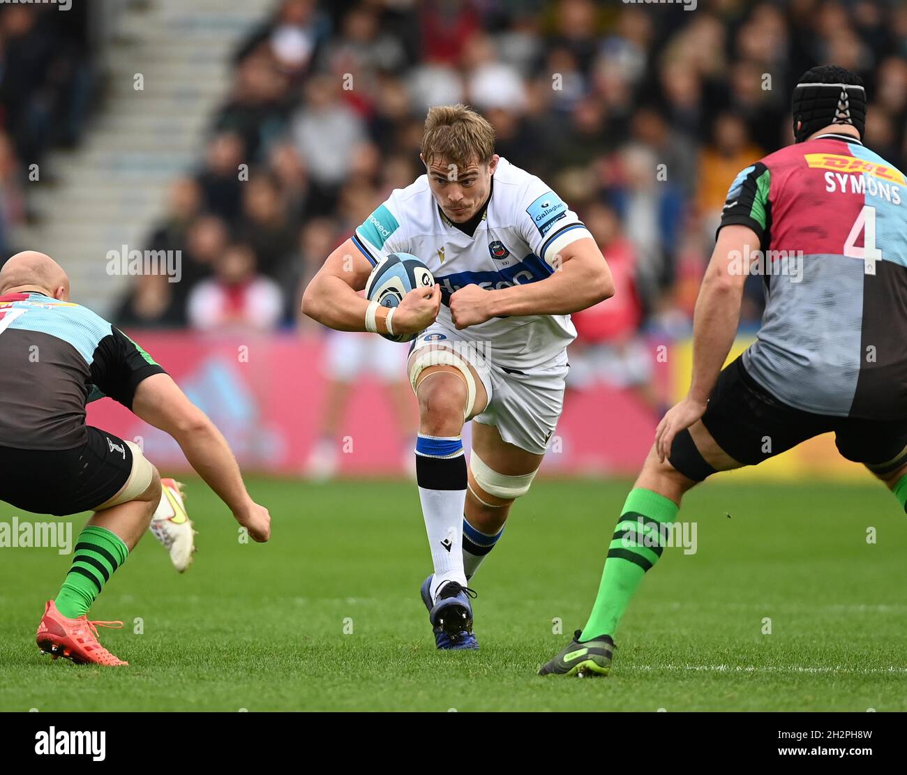 Twickenham, United Kingdom. 23rd Oct, 2021. Premiership Rugby. Harlequins V Bath Rugby. The Stoop. Twickenham. Tom Ellis (Bath) with the ball. Credit: Sport In Pictures/Alamy Live News Stock Photo