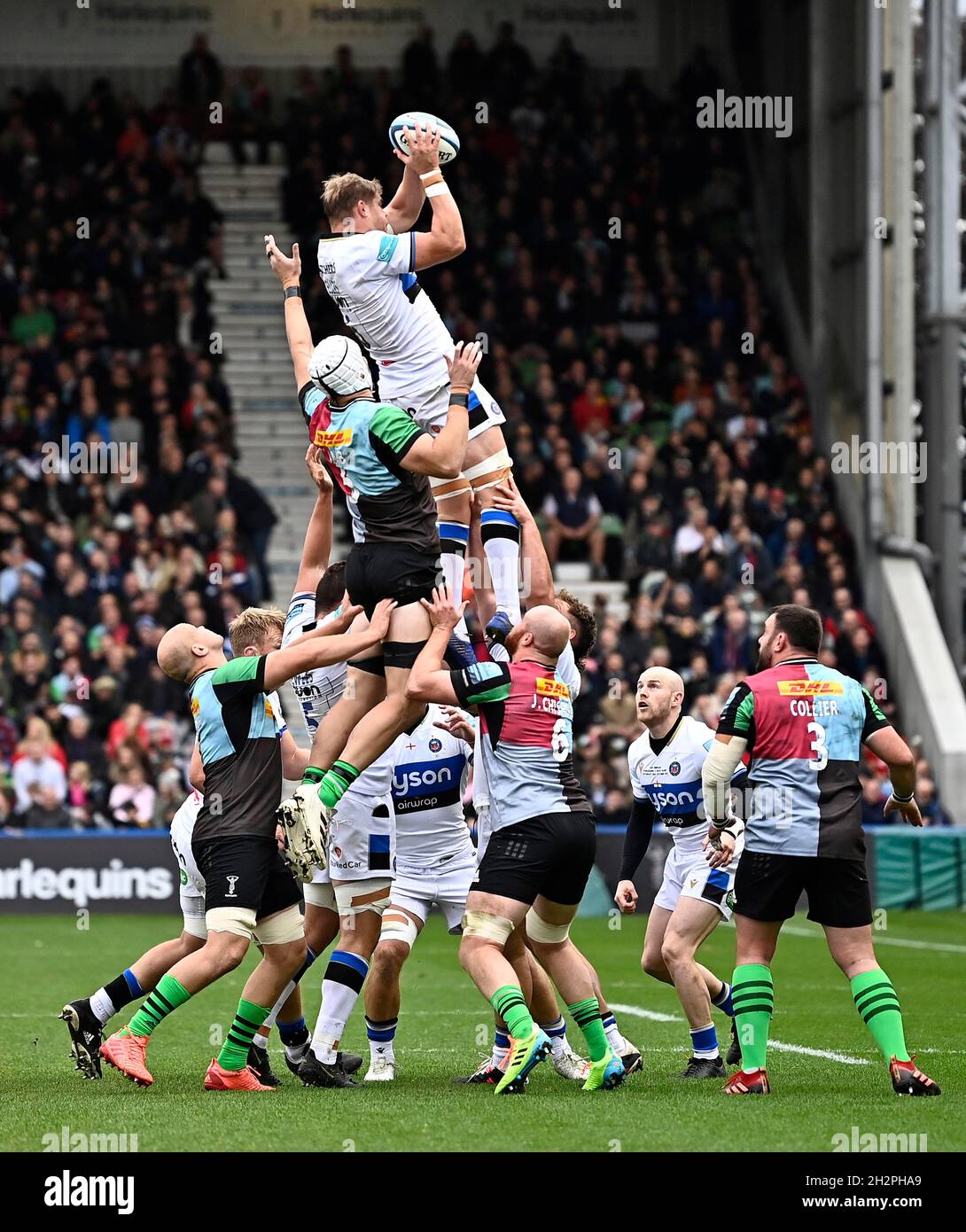 Twickenham, United Kingdom. 23rd Oct, 2021. Premiership Rugby. Harlequins V Bath Rugby. The Stoop. Twickenham. Tom Ellis (Bath) catches at the line out. Credit: Sport In Pictures/Alamy Live News Stock Photo