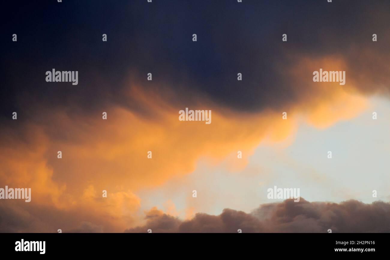 Stratus cloud stratus clouds hires stock photography and images Alamy