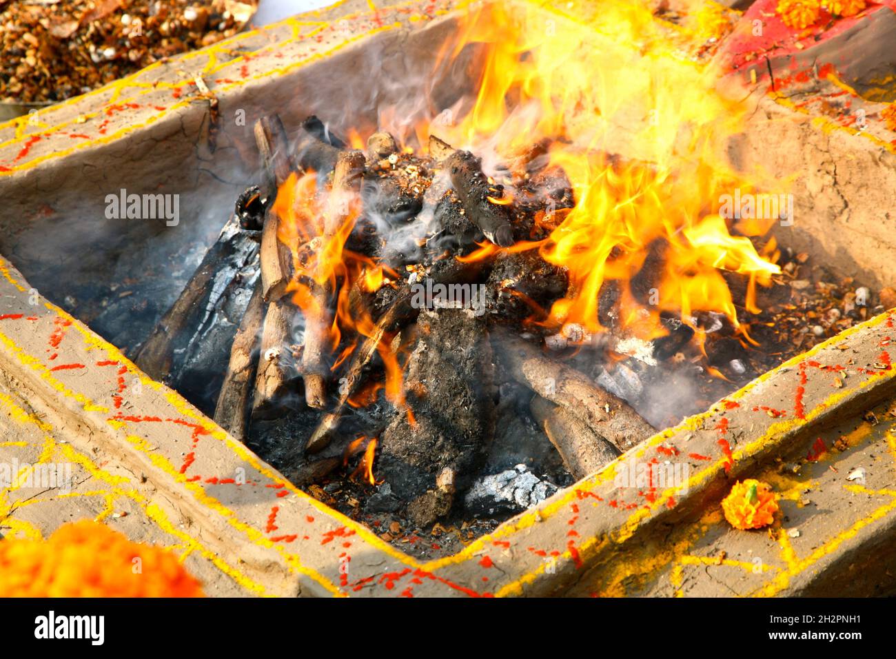 INDIA. FIRE DURING A RITUAL PUJA AT VARANASI (BENARES Stock Photo - Alamy