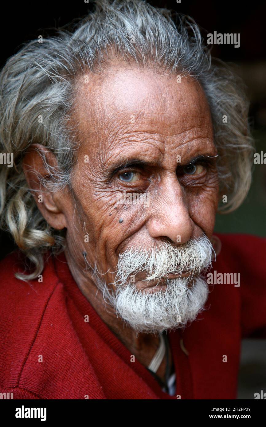 INDIA. VARANASI (BENARES). OLD MAN Stock Photo - Alamy