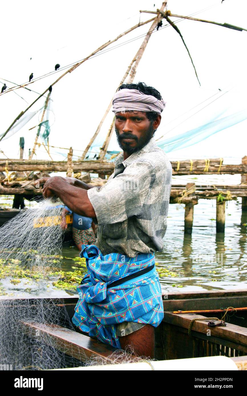 INDIA, KERALA, COCHIN, ERNAKULAM, KOCHI, INDIAN FISHERMEN WORKING ON