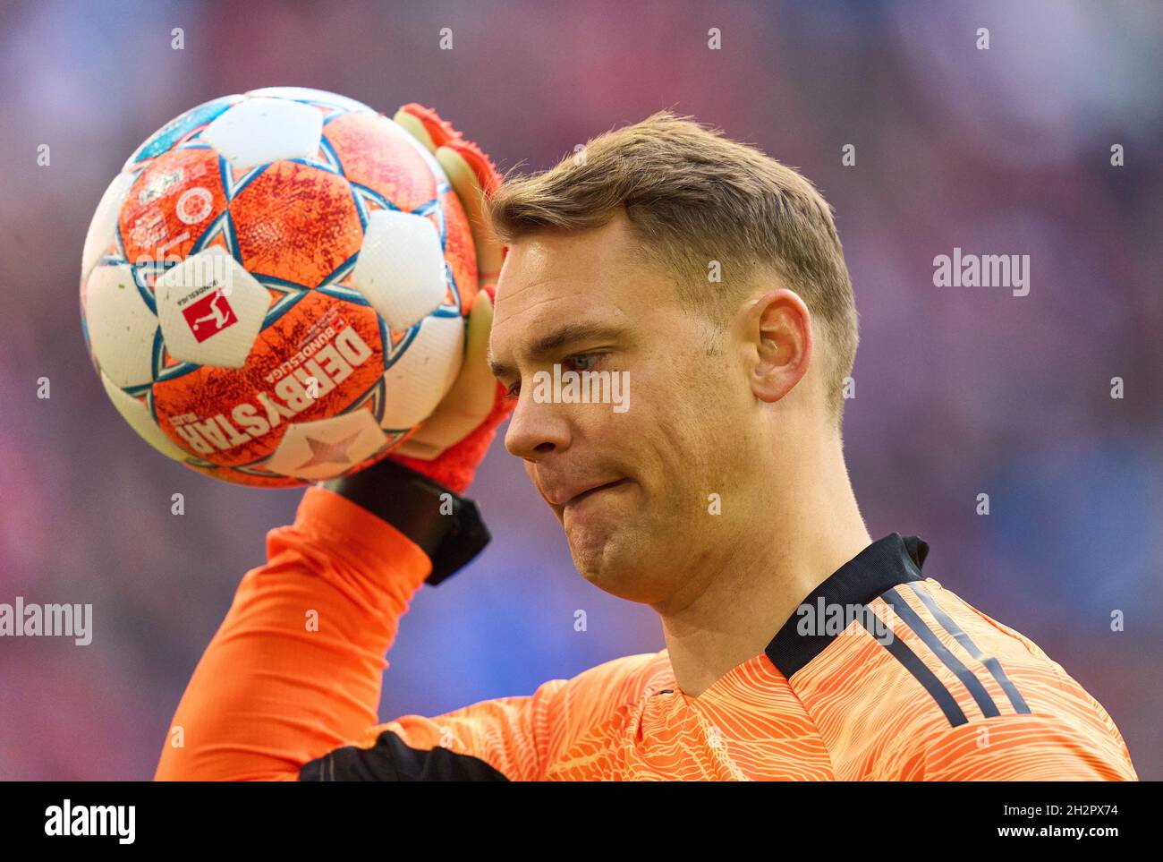 Manuel NEUER, goalkeeper FCB 1 with official DFL Bundesliga game ball  Derbystar Bundesliga Brillant APS v21 Spielball 2021/2022 Orange Blau  Weiss, match ,leather ball, football, in the match FC BAYERN MUENCHEN -