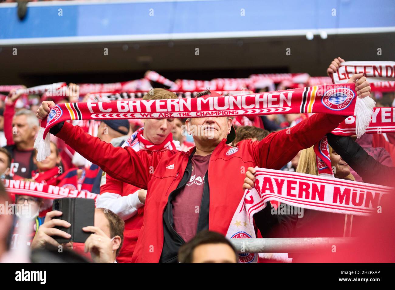 Zuschauer fußballspiel hi-res stock photography and images - Page 3 - Alamy