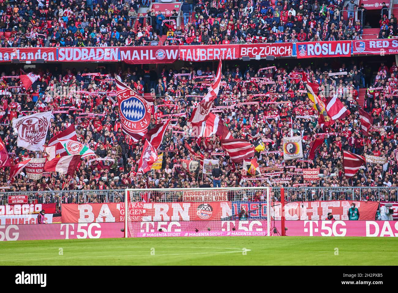 FCB fans, Allianz Arena in the match FC BAYERN MUENCHEN - TSG 1899  HOFFENHEIM 4-0 1.German Football League on October 23, 2021 in Munich,  Germany. Season 2021/2022, matchday 9, 1.Bundesliga, FCB, München,