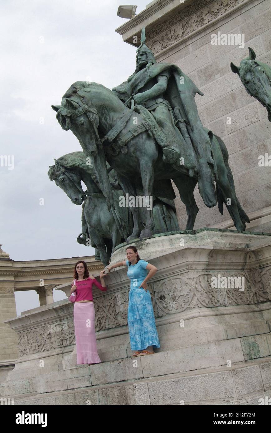 Europa, Ungarn, Budapest, zwei Frauen posieren für ein Foto am Heldenplatz, Hösök Tere Stock Photo