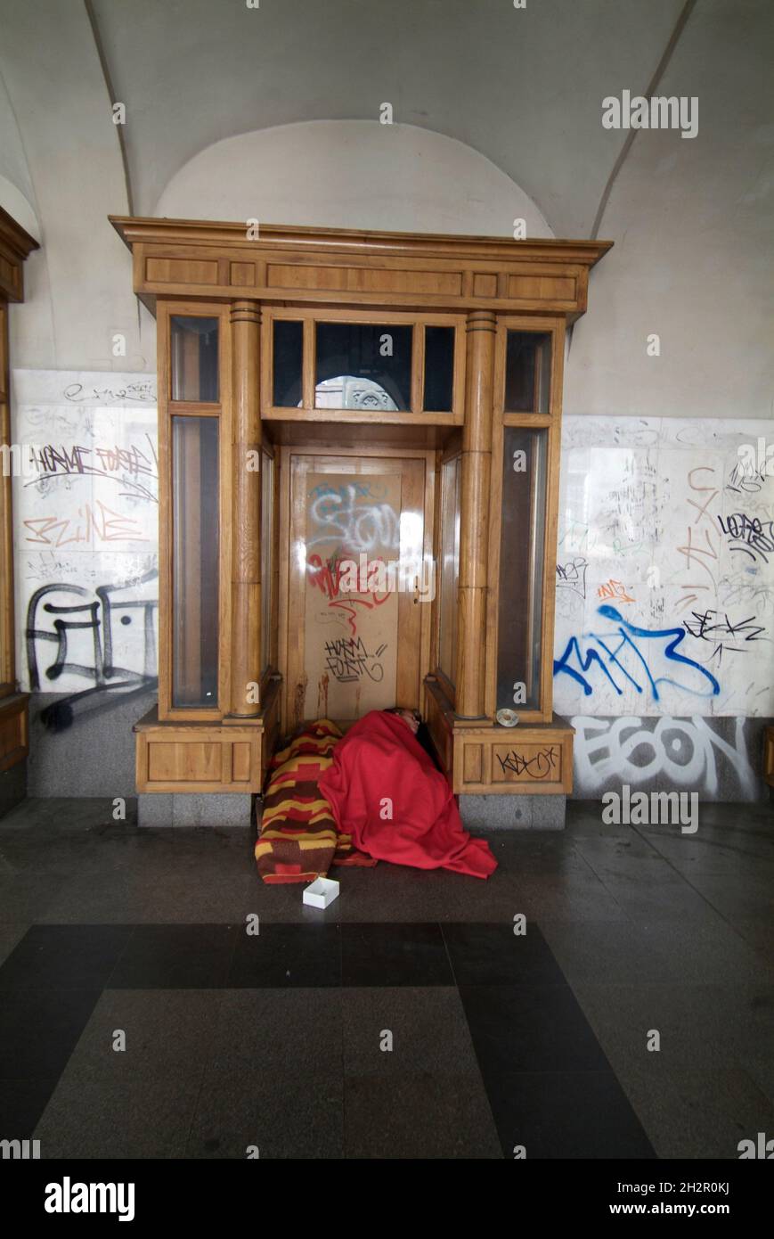 Ungarn, Budapest, Innenstadt, Obdachlose schlafen in einer Arkade, József attila utca | Hungary, Budapest, city center, homeless person sleeping in an Stock Photo