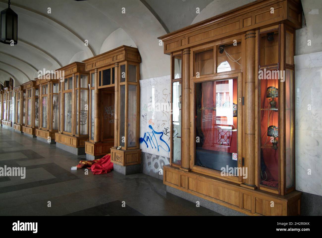 Ungarn, Budapest, Innenstadt, Obdachlose schlafen in einer Arkade, József attila utca | Hungary, Budapest, city center, homeless person sleeping in an Stock Photo