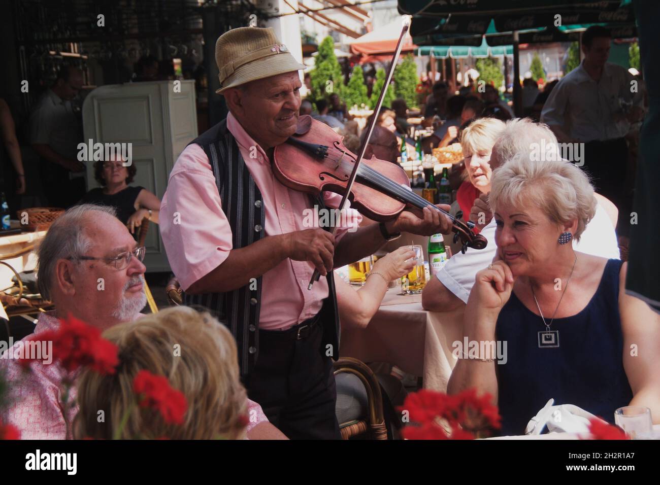 Ungarn, Budapest, Cafés und Restaurants am Duna-korzó auf der Pestseite der Donau, Musiker spielt auf der Geige ungarische Musik | Hungary, Budapest, Stock Photo
