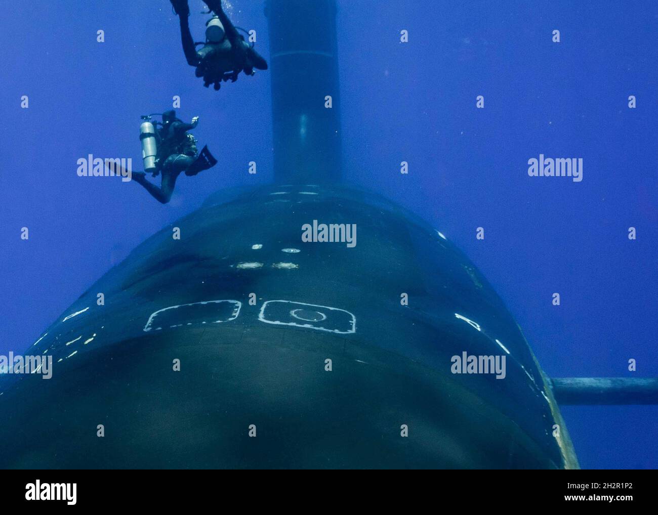 Honolulu, United States. 18 June, 2021. U.S. Navy Divers assigned to Naval Special Warfare Command conduct operations with the Virginia-class fast-attack submarine USS North Carolina under the Pacific Ocean June 18, 2021 off the coast of Oahu, Hawaii.  Credit: MC2 Alex Perlman/U.S. Navy/Alamy Live News Stock Photo