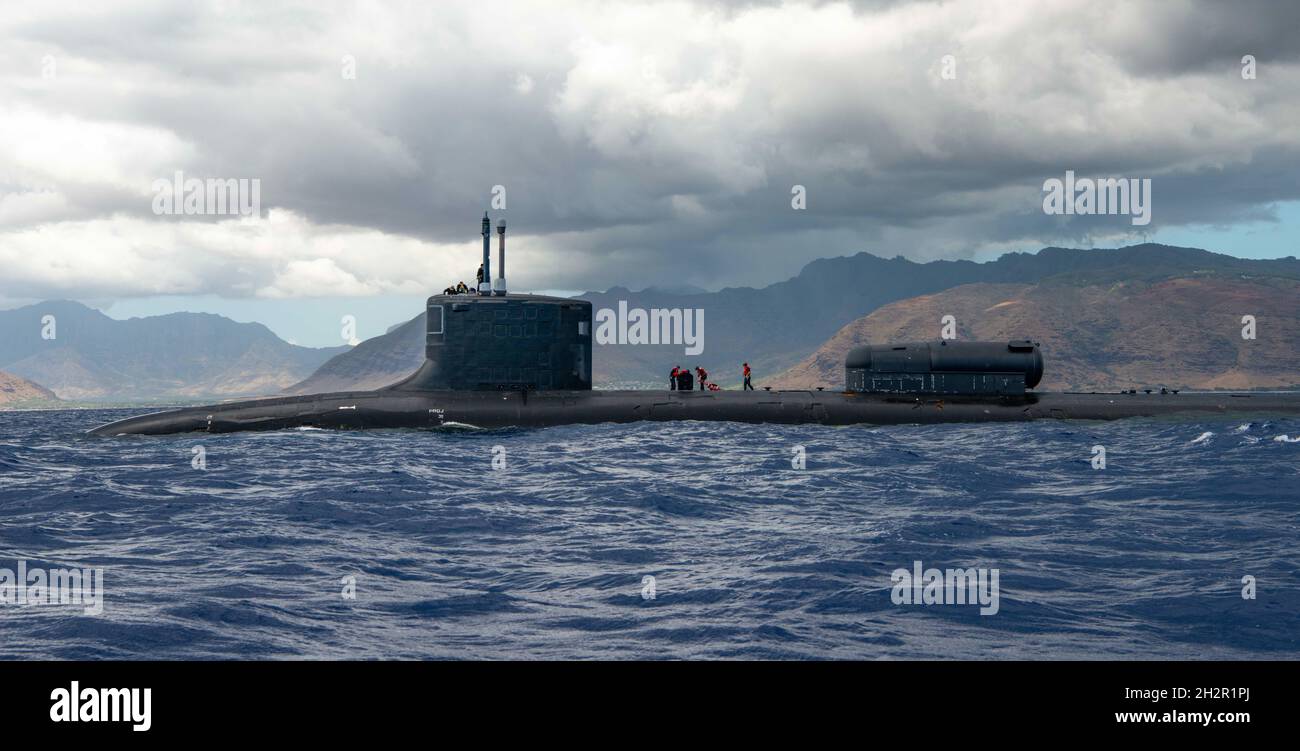 Honolulu, United States. 18 June, 2021. The U.S. Navy Virginia-class fast-attack submarine USS North Carolina during exercises with Naval Special Warfare Command on the Pacific Ocean June 18, 2021 off the coast of Oahu, Hawaii.  Credit: MC2 Alex Perlman/U.S. Navy/Alamy Live News Stock Photo