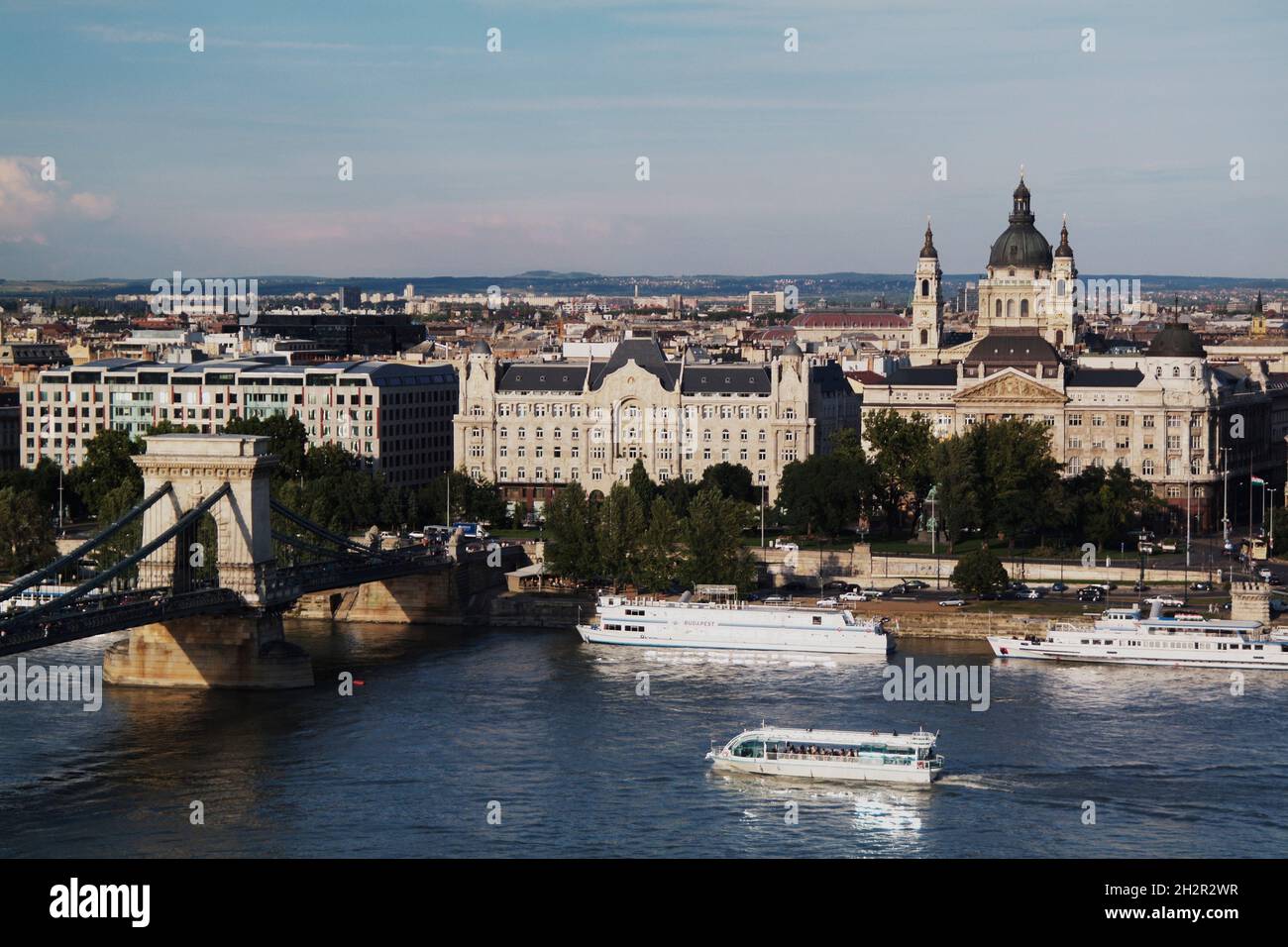 Ungarn, Budapest, Blick vom Burgberg auf der Buda-Seite der Donau zur Pest-Seite mit Kettenbrücke, links und Stephan's Basilika rechts sowie dem Gresh Stock Photo