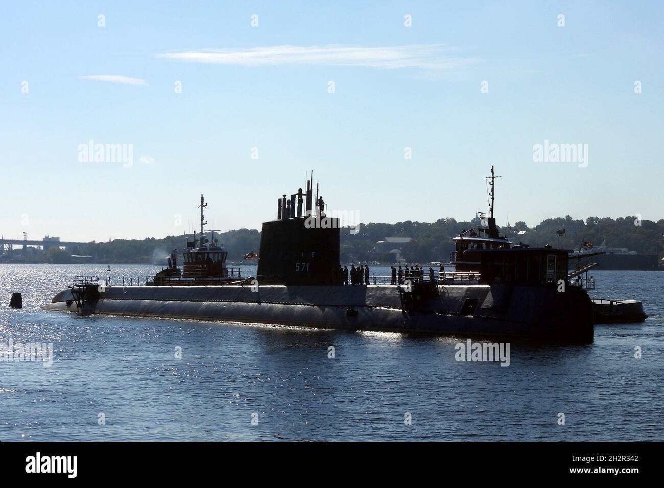 Groton, United States. 15 October, 2021. The U.S. Navy Historic Ship USS Nautilus, is towed up the Thames river from Submarine Base New London October 15, 2021 in Groton, Connecticut. Nautilus, was the first nuclear-powered submarine and current Submarine Force Museum centerpiece, and will begin an $36-million dollar preservation project. Credit: MC2 Abel Gonzalez/U.S. Navy/Alamy Live News Stock Photo
