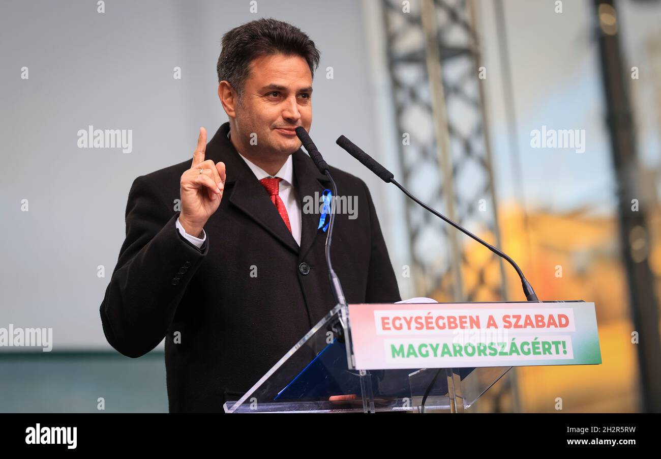 Budapest, Hungary. 23rd Oct, 2021. Hungary's Political Parties Rally On Memorial Day Of The 1956 Revolution BUDAPEST, HUNGARY - OCTOBER 23: Opposition leader, mayor of Hodmezovasarhely, Peter Marki-Zay delivers his speech to his supporters on October 23, 2021 in Budapest, Hungary. The new Hungarian opposition leader Peter Marki-Zay, the surprise winner of the primaries, intends to shake up the political scene to overthrow Hungary's President Viktor Orban of the Fidesz party in April 2022 during presidential elections. Credit: Gabriella Barbara/Alamy Live News Stock Photo