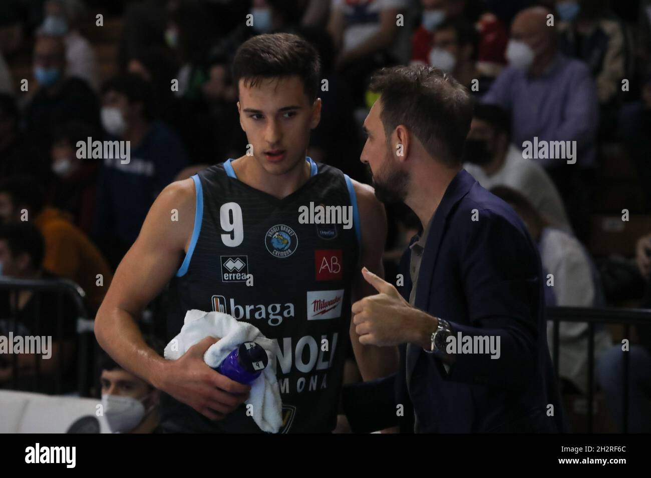 Cremona, Italy. 23rd Oct, 2021. Spagnolo Matteo (Vanoli Cremona) spaking with Poeta Giuseppe in banch during Vanoli Basket Cremona vs Happy Casa Brindisi, Italian Basketball A Serie Championship in Cremona, Italy, October 23 2021 Credit: Independent Photo Agency/Alamy Live News Stock Photo