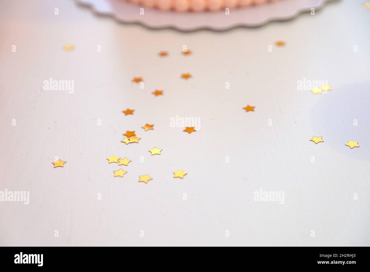 Star shaped golden confetti Stock Photo - Alamy