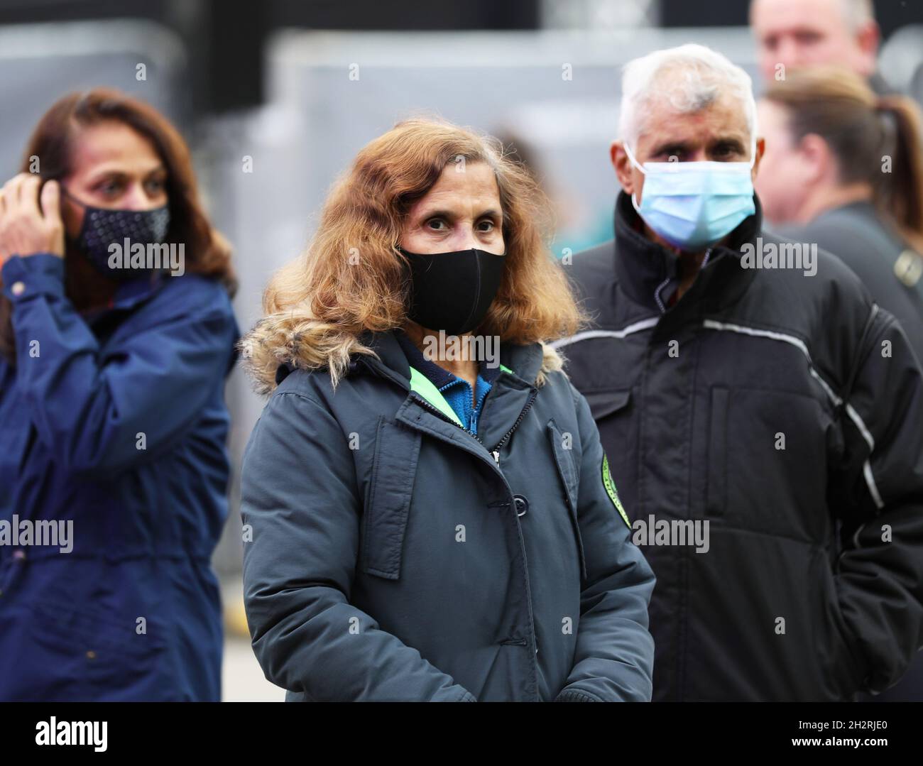 London, Britain. 23rd Oct, 2021. People wearing face masks are seen on a street in London, Britain, on Oct. 23, 2021. Another 44,985 people in Britain have tested positive for COVID-19, bringing the total number of coronavirus cases in the country to 8,734,934, according to official figures released Saturday. Credit: Li Ying/Xinhua/Alamy Live News Stock Photo