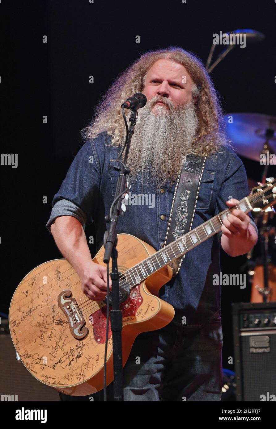 Hiawassee, GA, USA. 23rd Oct, 2021. Jamey Johnson on stage for Jamey