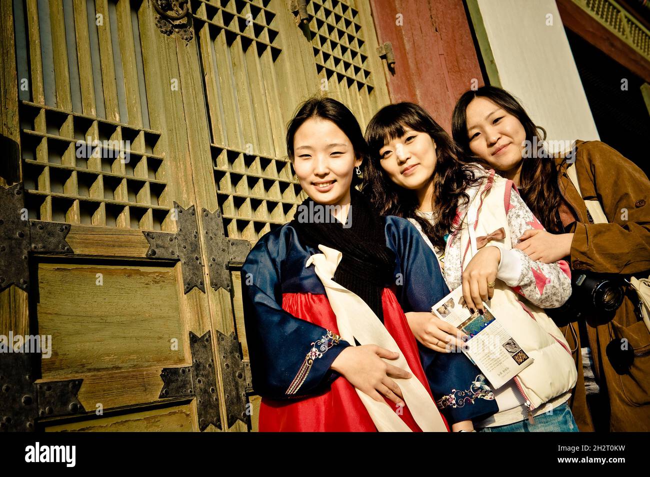 SOUTH KOREA. SEOUL. GIRLS AT THE GYEONGBOKGUNG PALACE Stock Photo