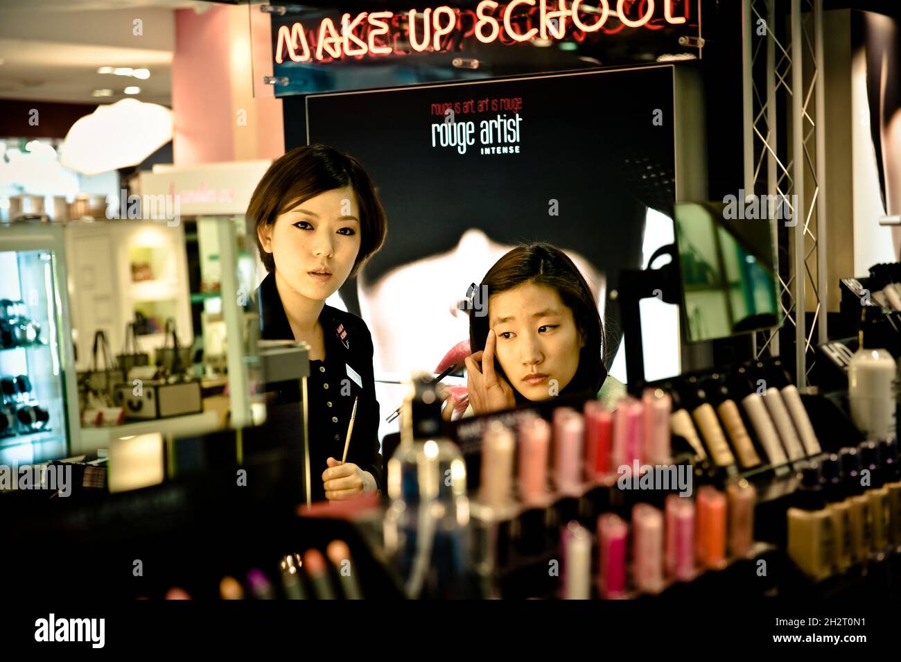 SOUTH KOREA. SEOUL. GIRLS AT SHOPPING MALL IN EULJIRO Stock Photo