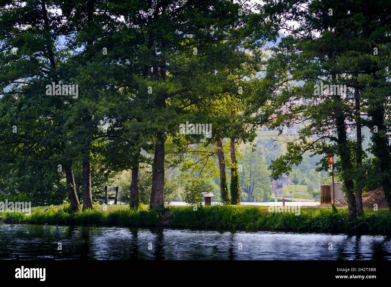 Promenade, sentiers, activités au Lac des Sapins, Cublize Stock Photo ...