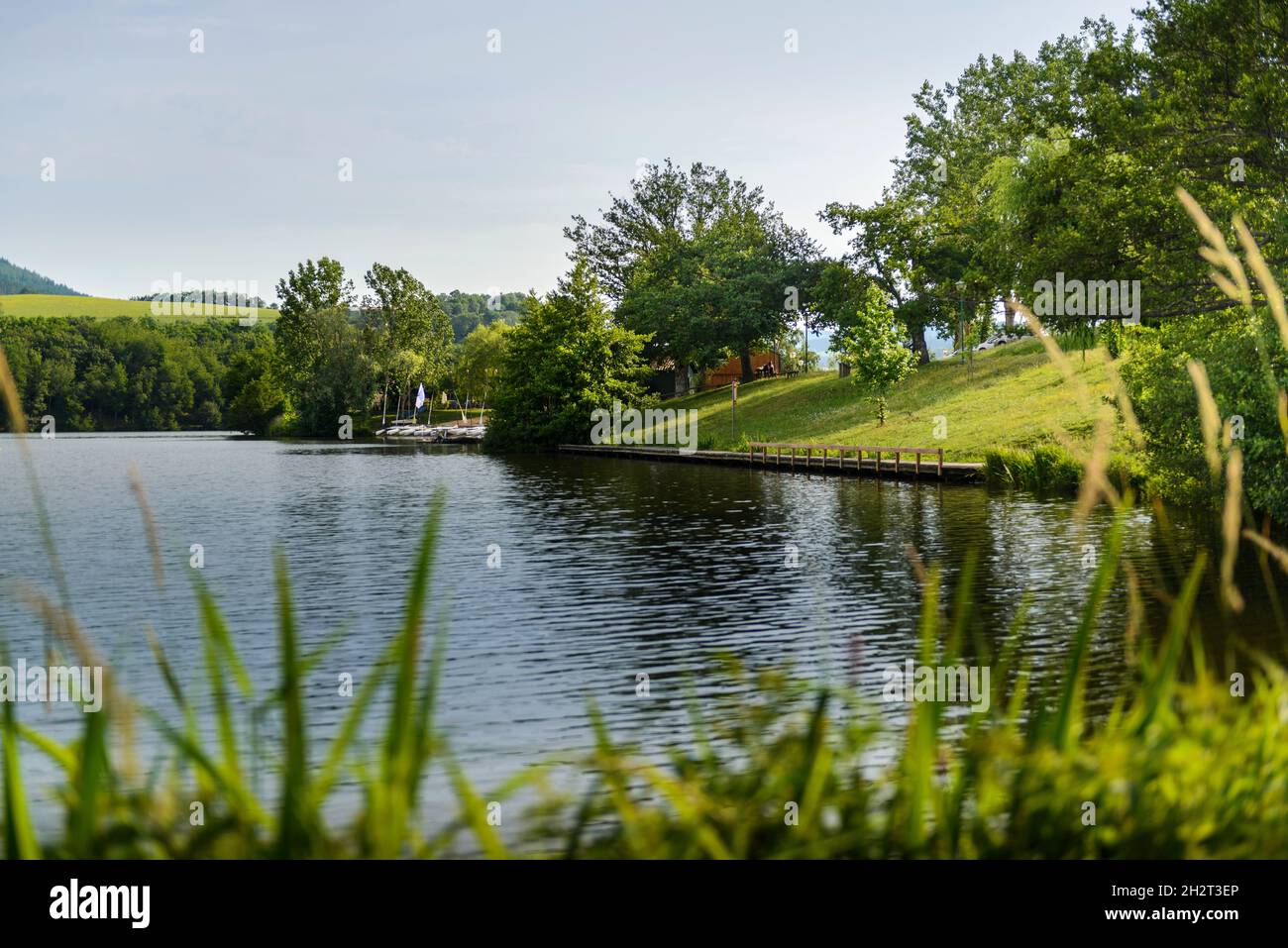Promenade, sentiers, activités au Lac des Sapins, Cublize Stock Photo ...