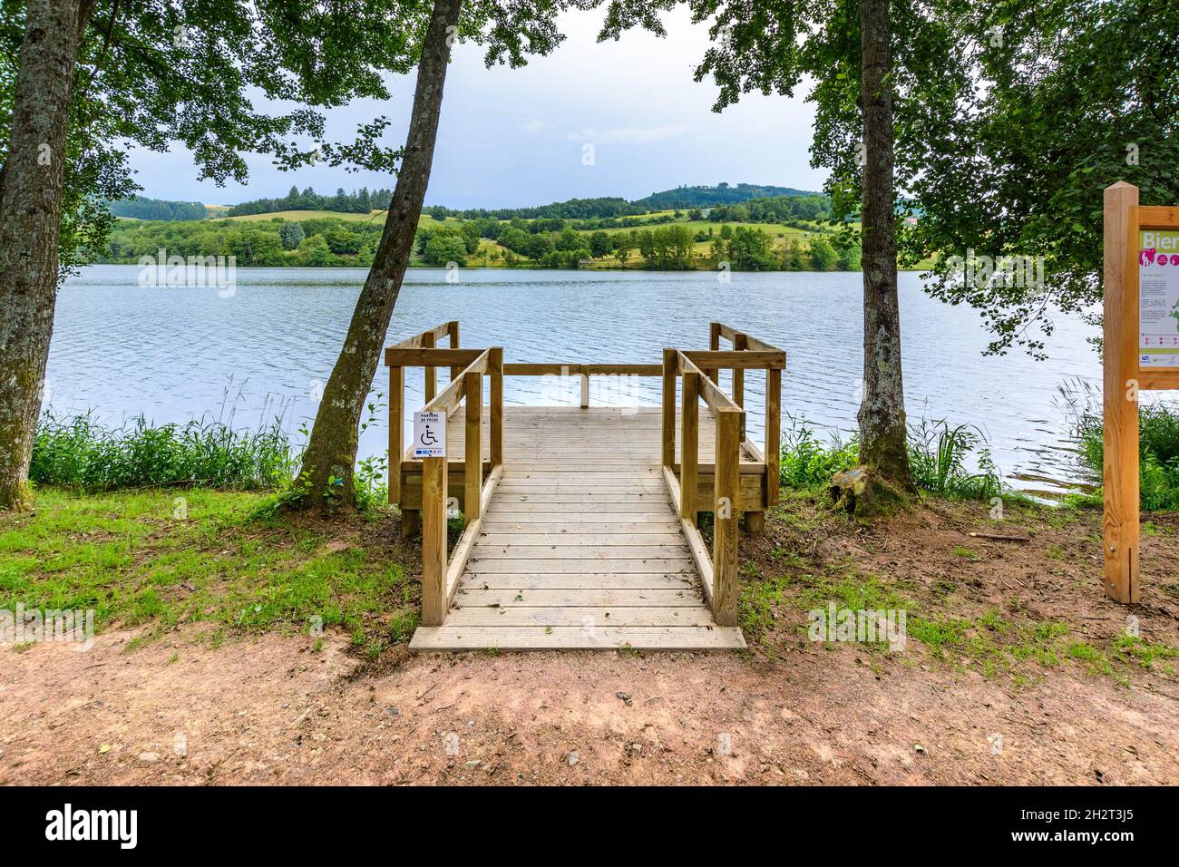 Promenade, sentiers, activités au Lac des Sapins, Cublize Stock Photo ...