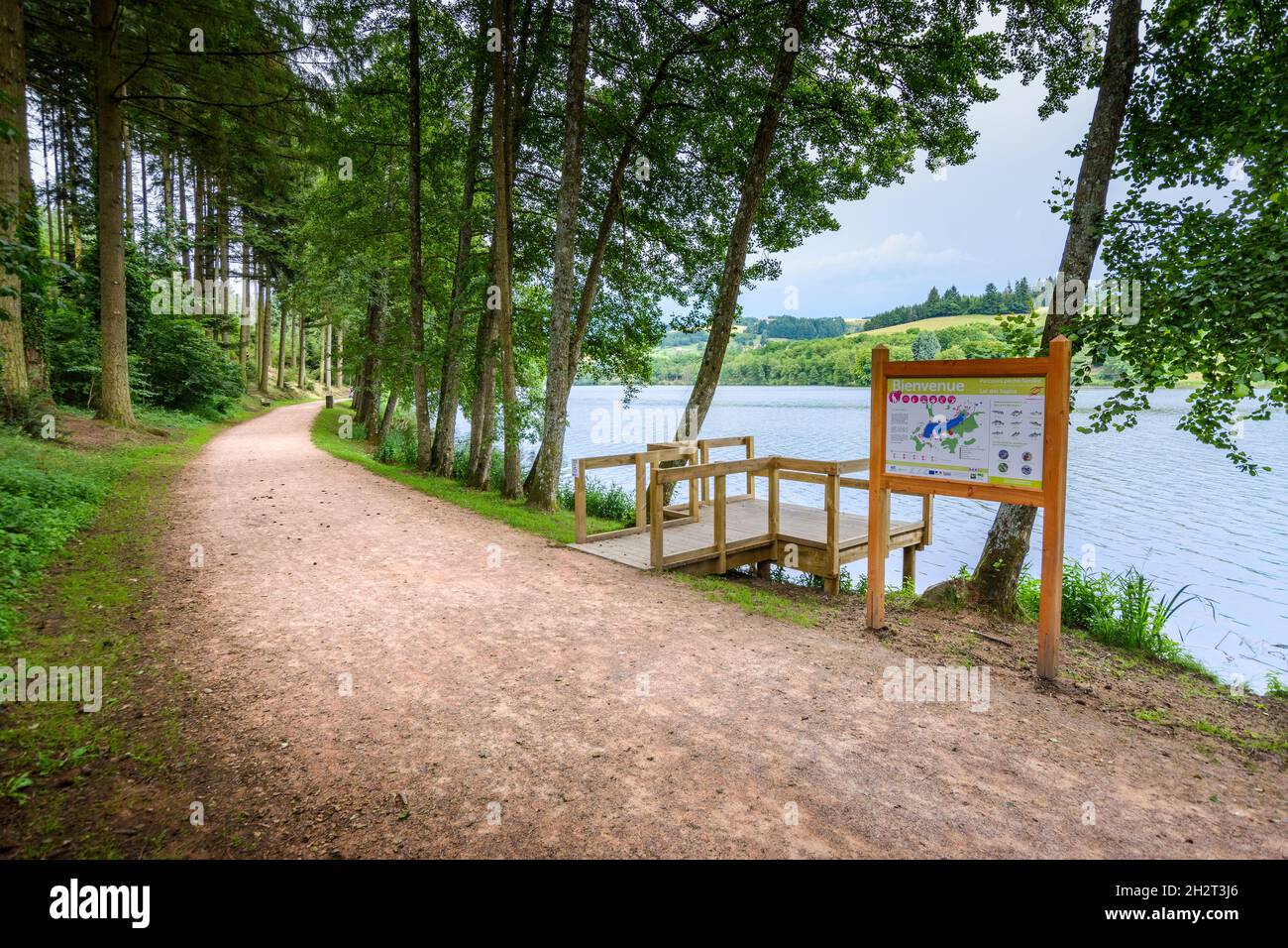 Promenade, sentiers, activités au Lac des Sapins, Cublize Stock Photo ...