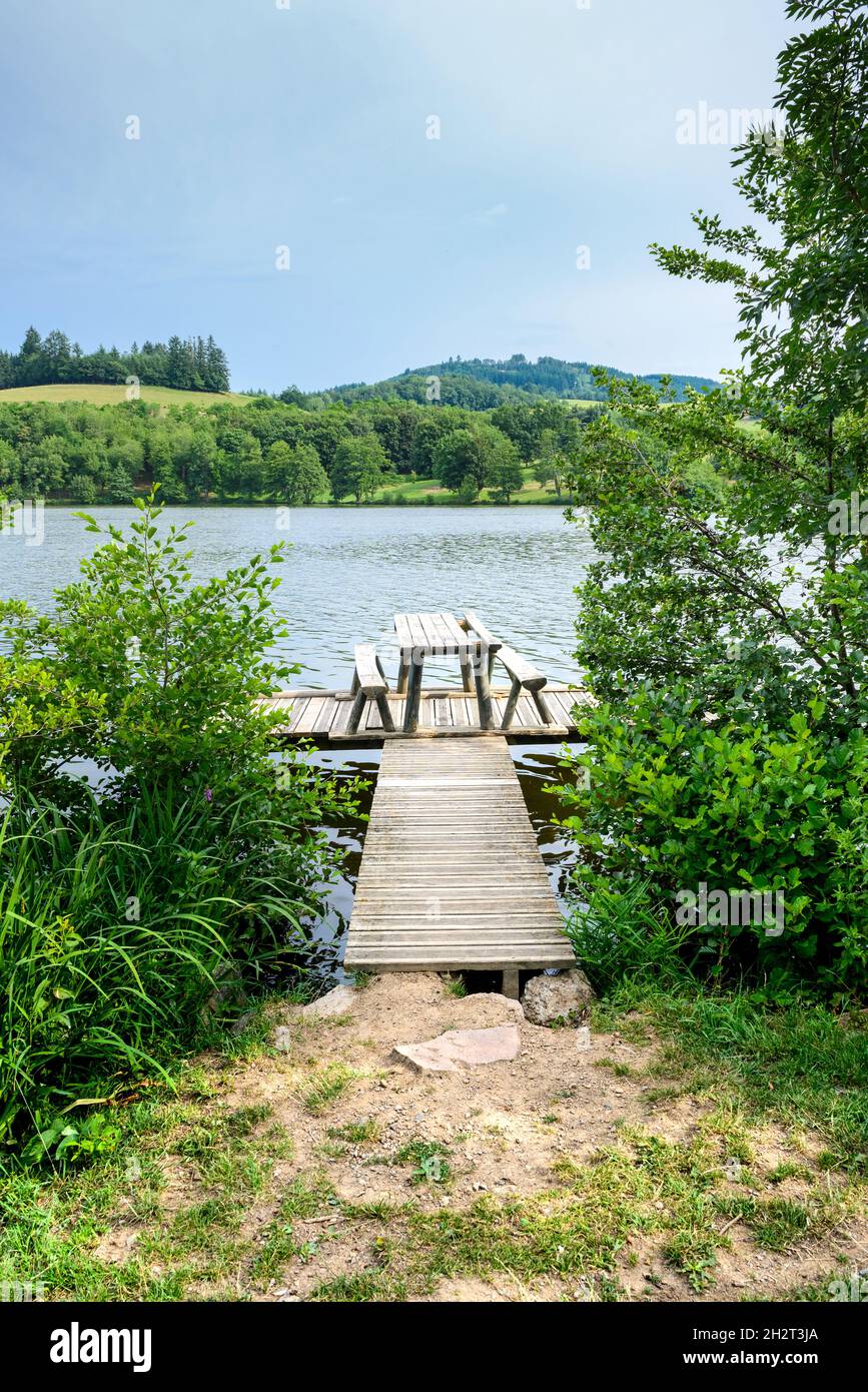 Promenade, sentiers, activités au Lac des Sapins, Cublize Stock Photo ...