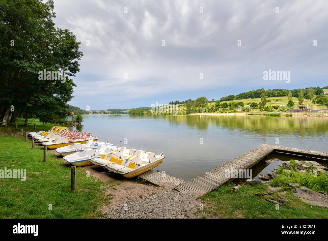 Promenade, sentiers, activités au Lac des Sapins, Cublize Stock Photo ...