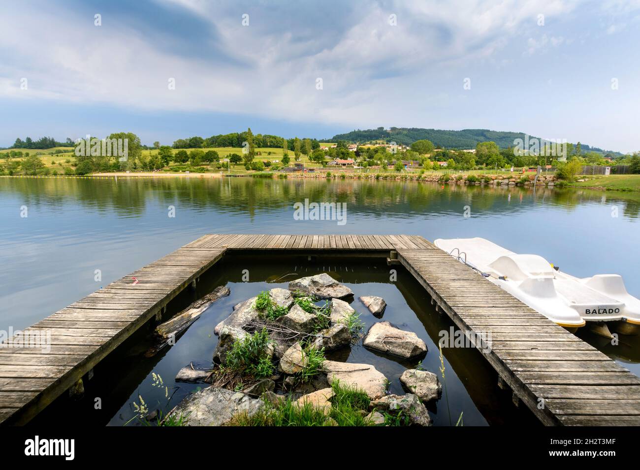 Promenade, sentiers, activités au Lac des Sapins, Cublize Stock Photo ...