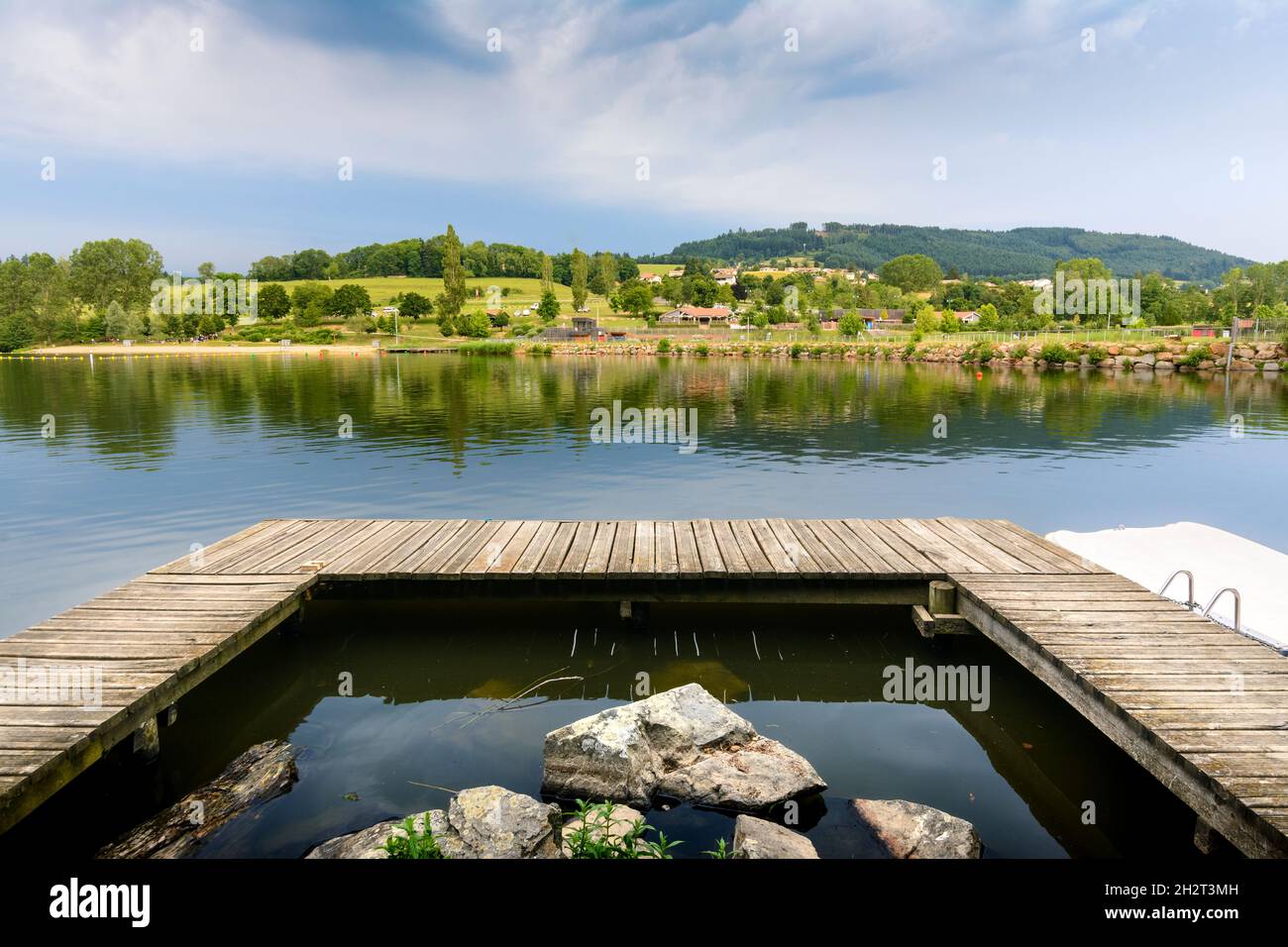 Promenade, sentiers, activités au Lac des Sapins, Cublize Stock Photo ...