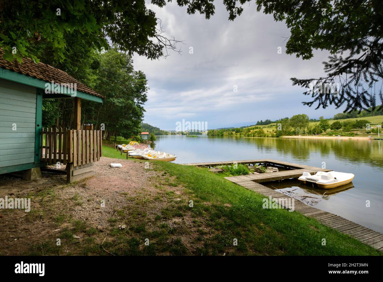 Promenade, sentiers, activités au Lac des Sapins, Cublize Stock Photo ...