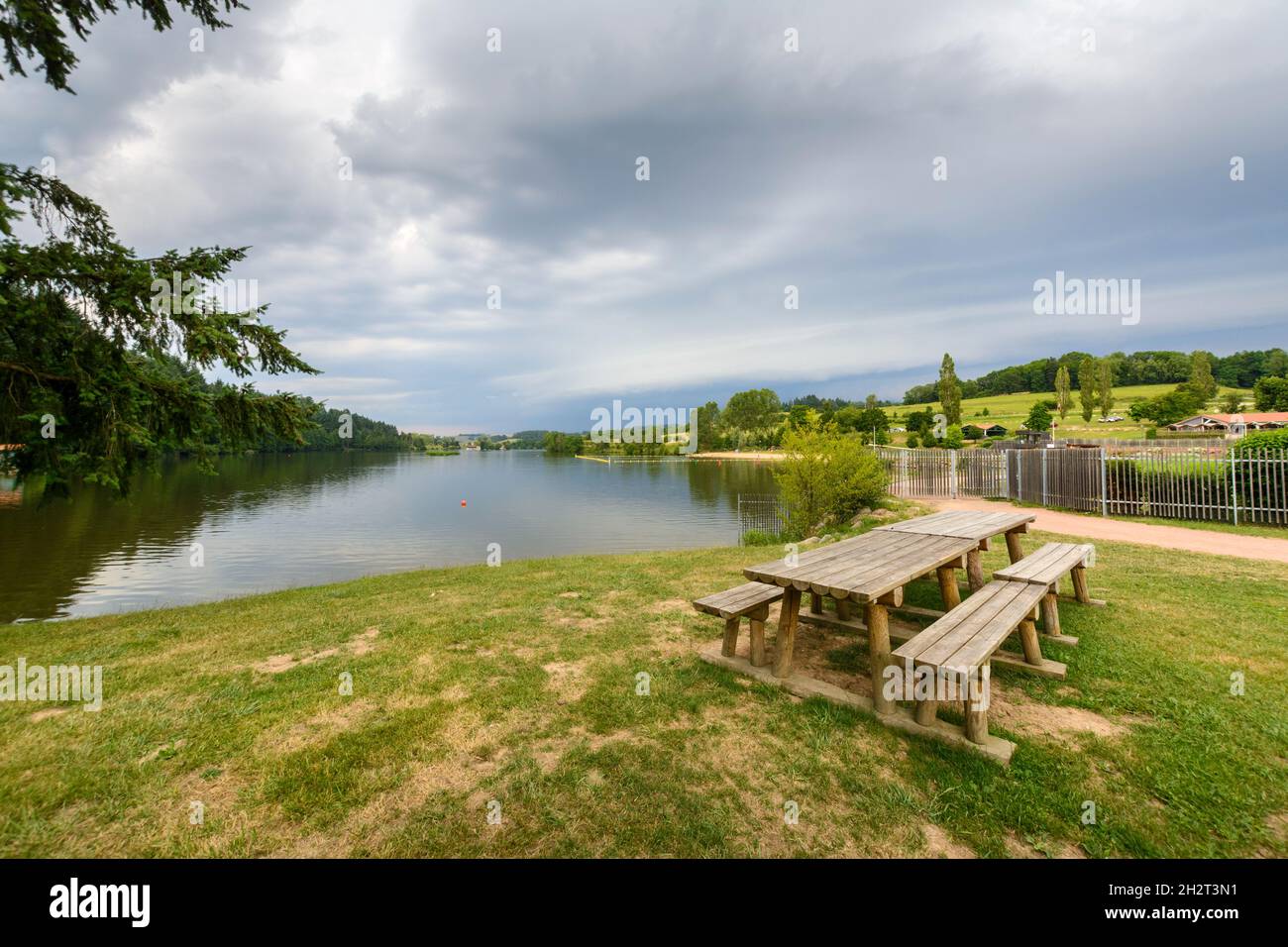Promenade, sentiers, activités au Lac des Sapins, Cublize Stock Photo ...